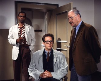 Charles M. Huber (im Bild mit Christoph Eichhorn, Mitte, und Rolf Schimpf) verkörperte von 1986 bis 1997 in der Krimiserie "Der Alte" den Kriminalkommissar Henry Johnson und war weltweit die erste schwarze Serienfigur außerhalb der Vereinigten Staaten.