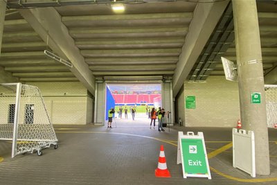 Katakomben: Zwei Fahrstraßen führen unter den Tribünen um die Arena herum.