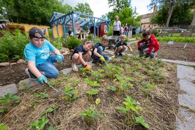 Gemeinsam pflegen die Schülerinnen und Schüler in Jocketa ihren Garten.