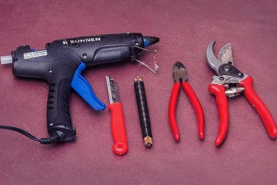 Werkzeug: Heißklebepistole, Messer, Wickeldraht, Draht- und Garten-schere werden für das Ostergesteck von der Floristin Sophie Pfeiffer benötigt.