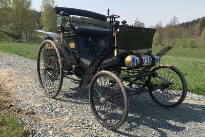 Der Benz Velo war das erste in Serie gebaute Auto. Angetrieben wird es von einem Einzylindermotor, der knapp drei PS leistet. Dieses Exemplar von 1896 ist das älteste in Deutschland zugelassene Fahrzeug.