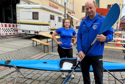 Maike Link, Trainerin und Trainer Andre Pietzsch stellen sich am Wochenende am Stand des vom Sächsischen Kanusportvereins Mittweida den Fragen der Gäste.