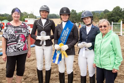 Vereinschefin Marga Schulze (l.) ehrt zusammen mit der ehemaligen Preisrichterin Dr. Sybille Handrock (r.) die Siegerinnen des Liselotte-Schulze-Gedächtnispreises in der Dressurprüfung (v. l.): Claudia Thiele (2./PSV Crandorf), Katrin Großer (1./RFV Seelitz) und Miriam Hutta (3./RV St. Georg Burgstädt).