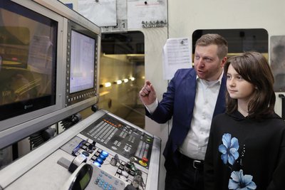 Auch Mädchen, wie die 14-jährige Tara Posner, interessieren sich für technische Berufe. Hier erklärt ihr Christian Pfaff eine CNC-Maschine.