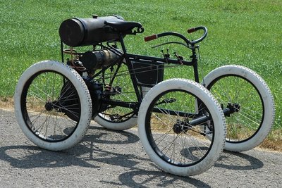 Das Quadricycle von De Dion-Bouton wurde 1899 gebaut. Vermutlich ist der Einsitzer das einzige noch existierende Fahrzeug dieses Typs. Ein Einzylinder macht das Gefährt bis zu 50 km/h schnell.