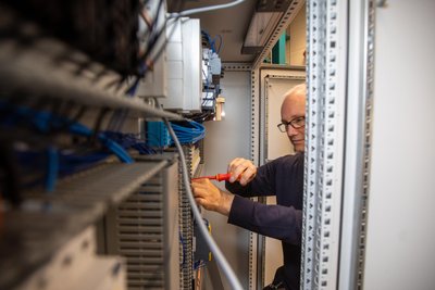 In einem Schaltschrank wurde die Steuerungstechnik für die Fischaufzuchtstation verbaut.