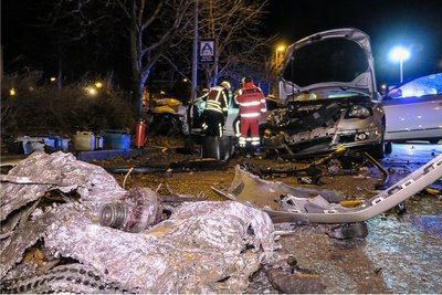 Bild der Verwüstung am Carolateich: Die Wucht des Aufpralls riss den Motor aus dem Verursacherfahrzeug. 