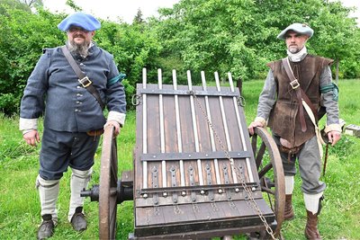 Die Plauener Andreas Beier (links) und Jens Rußler als Kanoniere des schottischen Mackay-Regiments am Nachbau eines Siebenläufigen Orgelgeschützes, auch „Totenorgel" genannt, aus der Zeit um 1630.