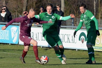 Zweikampf zwischen dem Irfersgrüner Robert Höfner und dem Oelsnitzer Dominic Oehm. Können die Oelsnitzer nach dem 2:1-Erfolg im Derby nun zu Hause nachlegen?