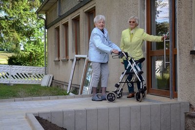 Hanna Frank (links) und Gisela Bartz freuen sich über die Rampe und den neuen Seiteneingang am Gebäude der Landeskirchlichen Gemeinschaft in Grünbach. 