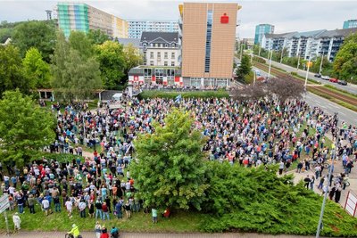 In Plauen haben am Sonntag etwa 2500 Menschen an einer Protestveranstaltung des "Forums für Demokratie und Freiheit" teilgenommen. 