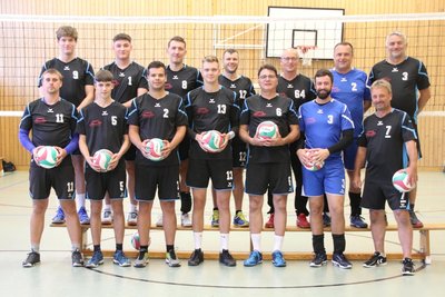 Die Hennersdorfer Volleyballer um Spielertrainer Udo Haußmann (untere Reihe ganz rechts) sind für die neue Spielzeit gewappnet. 