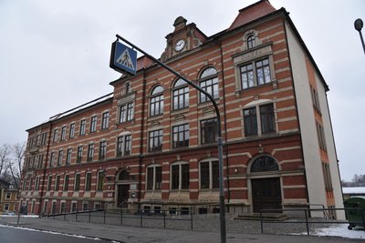 Zu einem Feuerwehreinsatz kam es am Freitagmittag an der Zentralschule Adorf.
