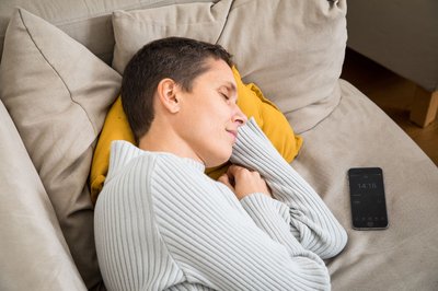 Kurzer Schlaf, große Wirkung: Ein Powernap kann das Wohlbefinden steigern und die geistige Leistungsfähigkeit verbessern.