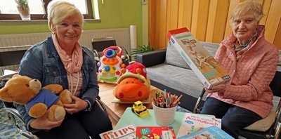 Dorothea Markgraf (links) und Helga Tafelski haben für die Krabbel-Wusel im neuen Treffpunkt Zillestraße viele Spielsachen gekauft. 