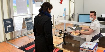 Stura-Geschäftsführer Gordon Guido Oswald an der Anmeldung im Testzentrum der Hochschule Mittweida. 