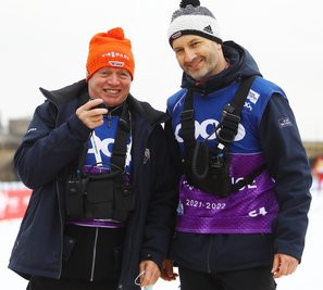 Reinhard Distelmeier und André Augustin (r.) hatten den Weltcup in Dresden im Griff. Die beiden vom SSV Geyer waren als Kampfrichter- beziehungsweise Stadionchef für den Weltcup verantwortlich. 