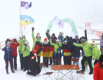Ende gut, (nicht) alles gut. Der Taubitz-Fanclub - rechts Mutter Simone und Vater Thomas - hat trotzdem gefeiert. Denn nach einer Bestzeit im letzten Lauf ist bei Julia Taubitz zumindest das Lächeln zurückgekehrt. Die Goldmedaille kann es leider nicht ersetzen. 
