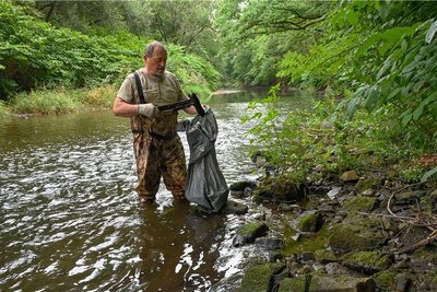 Flussputz am Samstag in der Chemnitz, unweit der Schönherrfabrik. Freiwillige wie Steffen Kühnert vom Anglerverband holten binnen weniger Stunden säckeweise Unrat aus dem Fluss. 