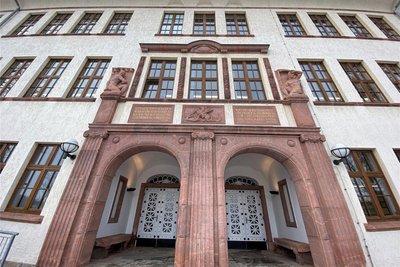 Imposanter Eingangsbereich von Haus 1 des Bertolt-Brecht-Gymnasiums Schwarzenberg. Das Gebäude wurde 1916 eingeweiht.