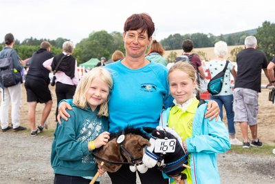 15 Teilnehmer meldeten sich für den Hobby Horsing Springwettbewerb an und wurden lautstark vom Publikum angefeuert. Unter ihnen auch Maxi Völkner (l.) und Lara Luise Fischer mit ihrer Trainerin Dunja Neukirchner vom PSV Oelsnitz.