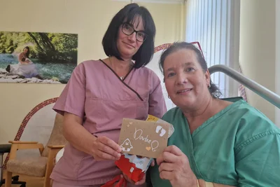 Oft fehle es in der Gesellschaft den Hebammen an einer Lobby. Die einzigen Dankbaren seien oft die Mütter, sagen die Hebammen Antje Kovacs (links) und Steffi Günl. Einige Mamas brachten den Hebammen am 5. Mai Süßes vorbei: Auch eine Mutter von 12 Kindern.