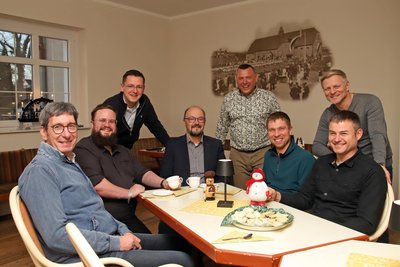Haben gut lachen: Das Vereins- und Bürgerbegegnungszentrum ist fertig. Die Fördervereinsmitglieder konnten gemeinsam mit Unterstützern viel in der Turnhalle Steinpleis verändern.