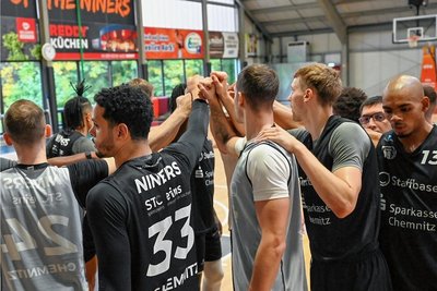 Einschwören auf den Saisonstart: Die Niners Chemnitz bei ihrer Trainingseinheit am Donnerstag. Am Sonntag geht es in München in der BBL los.