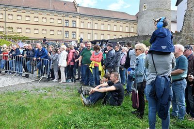 Zahlreiche Schaulustige verfolgten am Pfingstsonntag das lautstarke Spektakel auf Schloss Voigtsberg.