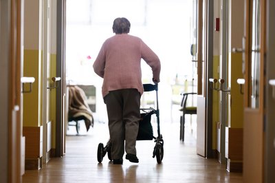 Hohe Eigenanteile bei Pflegekosten: Die Pflegeversicherung deckt nicht alle Kosten, wodurch Pflegebedürftige oft erhebliche finanzielle Eigenleistungen tragen müssen.