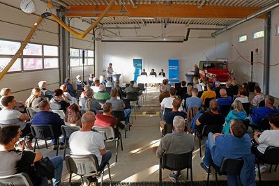 Das Gerätehaus der Feuerwehr Waldenburg war beim Wahlforum gut gefüllt.