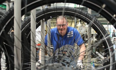 Diamant-Mitarbeiter Tino Steinbach in der Fahrrad-Montage im Werk in Hartmannsdorf. 