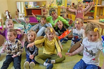 44 Jahre Erzieherin im Bobritzschtal: Jetzt verlässt Ramona Nitzsche das Nest der "Sonnenkäfer" - Ramona Nitzsche war knapp 44 Jahre als Erzieherin tätig. Als Kreativpädagogin spielte sie mit den Kindern auch kleine Stücke, so die Vogelhochzeit.