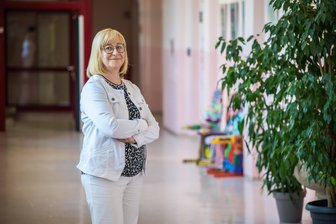44 Jahre Schuldienst in Sachsen und im Erzgebirge: „Ich war zufrieden mit meinem Beruf“ - Die ausscheidende Schulleiterin der Grundschule Hohndorf Anka Hausmann hat auch besonders herausfordernde Zeiten erlebt.