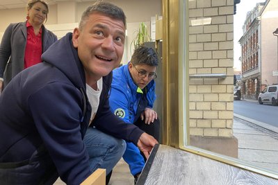 Zahnarzt und Stadtrat in Aktion: Auch Carsten Heinke gehört zu denen, die im neuen City-Treff anpacken.