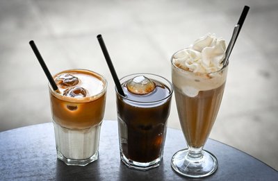 Kaffeekonzentrat kann man mit Milch oder Wasser verlängern und mit Eiswürfeln oder Sahne servieren - die Möglichkeiten sind vielfältig. (Archivbild)