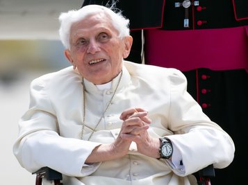 Der emeritierte Papst Benedikt XVI. kommt zu seinem Rückflug in den Vatikan am Flughafen an. Der emeritierte Papst Benedikt XVI. ist nach Auskunft seines Nachfolgers Franziskus «sehr krank».
