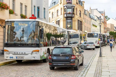 Blick auf die Zwickauer Straße, in Kürze rollt der Verkehr wieder anders.