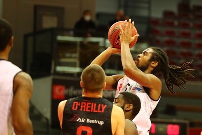 Marcus Thornton setzt zum Wurf an.