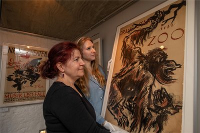 Manuela König und Sarah Kühnel treffen die letzten Vorbereitungen für die neue Ausstellung. In den Händen halten sie einen Siebdruck von e.o.plauen.