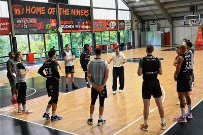 Nachdem die gesamte Mannschaft positiv auf das Coronavirus getestet wurde, konnten die Niners in dieser Woche erst am Donnerstag das Training aufnehmen. Dabei fehlte bereits der US-amerikanische Neuzugang Matt Mooney.