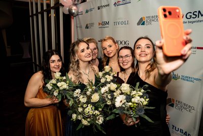 Gruppenbild mit Siegerin: Freibergs nächste Silberstadtkönigin Emely Rausch (2.v.l.) und ihre Mitbewerberinnen nach der Wahl.