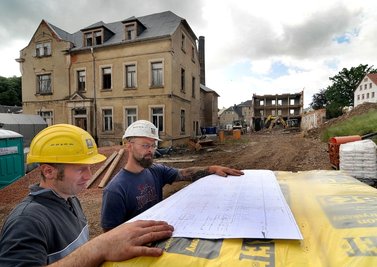 Ronald Sieber (l.) und Andreas Winkler von der Firma Spesa auf der Baustelle Schulzentrum Hainichen. Aus der Villa (links) wird der Hort, aus der Fabrik die Grundschule.