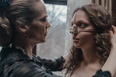 Rebekka (Ane Dahl Torp, links) und Elvira (Lea Myren) in einer Szene des Films „The Ugly Stepsister“.