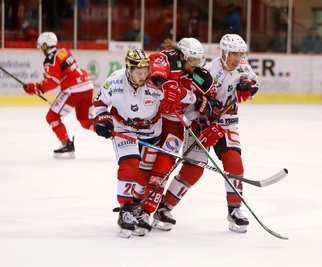 Eispiraten-Spieler Patrick Pohl wird im Spiel gegen Freiburg von Georg Jorden (links) und Simon Danner in die Zange genommen. Pohl verletzte sich später am Knie. 