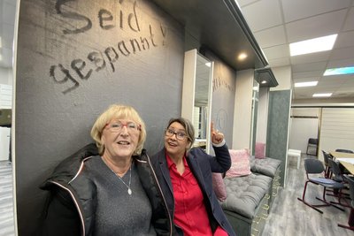 In den einstigen Ladenregalen wurden Sitznischen eingerichtet – Gisela Weck (links) und Katrin Jaritz von der Treff-Initiative haben es sich gemütlich gemacht.