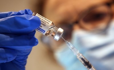 Eine Arzthelferin zieht in einer Praxis eine Spritze mit dem Corona-Impfstoff Janssen von Johnson & Johnson gegen das Corona-Virus auf. 