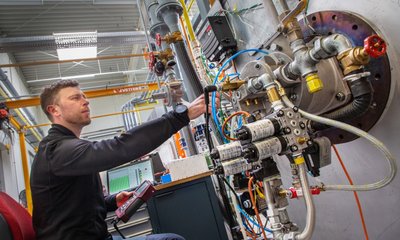 Techniker Enrico Schulze überwacht im Technikum von Noxmat in Oederan einen Versuch zur Schadstoffminimierung beim Betrieb eines Industriebrenners. Das Unternehmen entwickelt Gasbrenner für die Industrie. Die Reduzierung von Stickstoffoxiden (NOX) steckt schon im Namen.