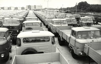 10.000 Ludwigsfelder LKW für UdSSR-Export. Das Foto zeigt einen Blick auf den Versandplatz des VEB IFA Automobilwerke Ludwigsfelde.