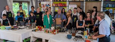 Bei "Talk am Topf" wurden die fünf Landratskandidaten zwei Kochteams zugelost. Die Kinder und Jugendlichen stellten etliche Fragen. 